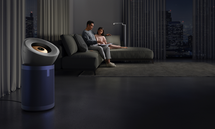 Dyson Purifier Big+Quiet Formaldehyd som renar luft tyst i ett stort vardagsrum med ett par i bakgrunden