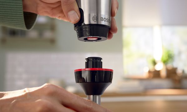 Person som fäster blandning också på Bosch ErgoMaster Series 6 stavmixer