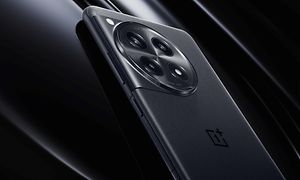 OnePlus 12R på en silkeslen bakgrund