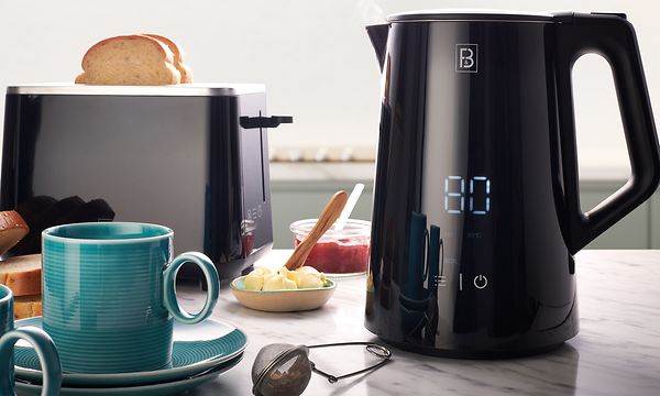 F&B digital vattenkokare bredvid en F&B brödrost i ett kök