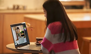 Kvinna som har ett videomöte på en laptop