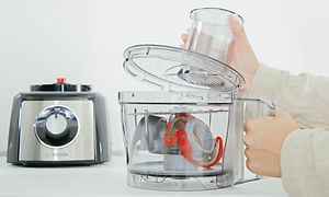Person setting a lid to Bosch MultiTalent3 food processors mixing bowl