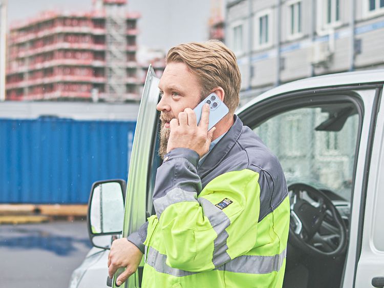 Tough phones - B2B - Man at a buildingSite speaking to a phone