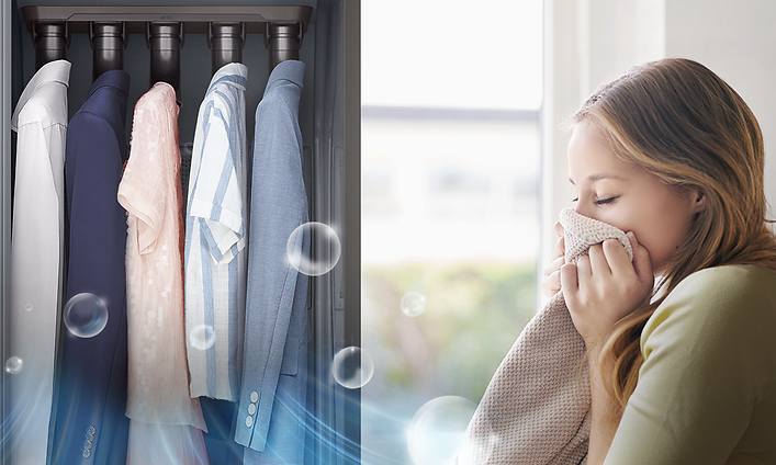 Kläder som hänger i Samsung AirDresser och en kvinna som luktar ren skjorta fräschas upp av AirDresser