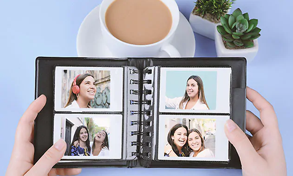 Fickskrivare och fotoskrivare till mobil: Ett fotoalbum med utskrivna foton.