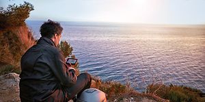 En man vid havet med Garmin Zumo