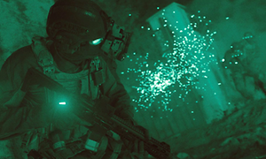 Skärmdump från spelet Call of Duty med nattläge som ser grönt ut. Person med vapen och skyddsutrustning.