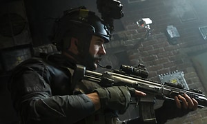 Skärmdump från spelet Call of Duty med en man i hjälm och ett stort skjutvapen som spanar efter fienden.