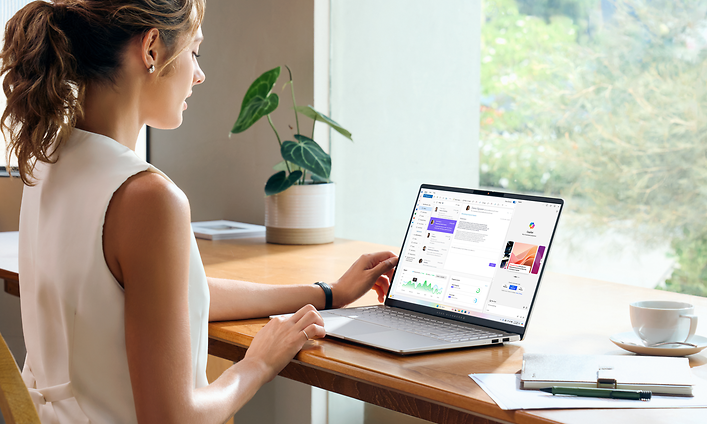 Kvinna som arbetar på sin Asus Vivobook S 15 laptop på hemmakontoret