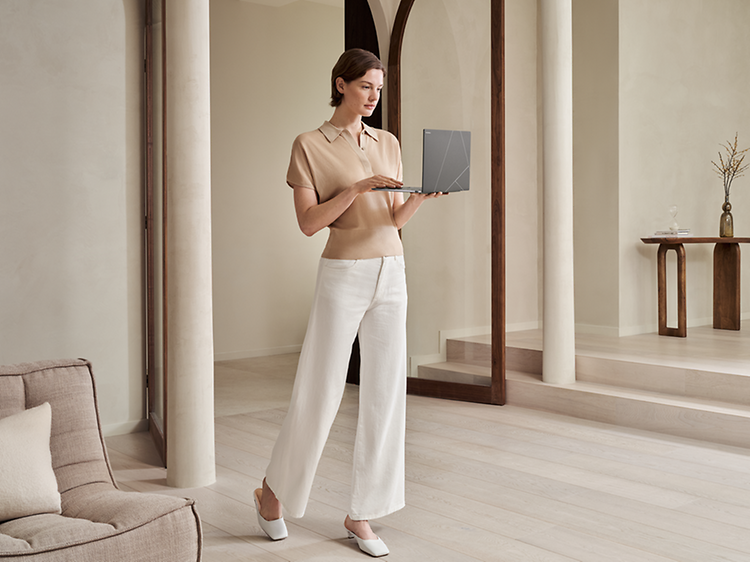Asus - Dator - Kvinna som håller en ASUS Zenbook S 14 bärbar dator