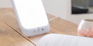 Guide Therapy light - A daylight lamp in use on a table
