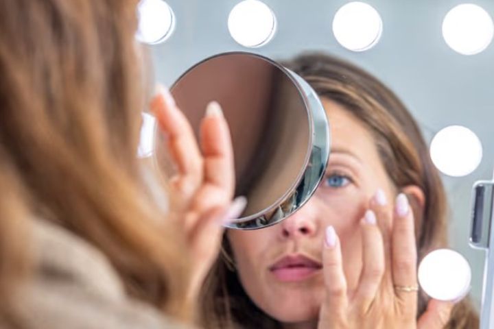 make uo mirror woman