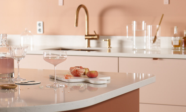Epoq Trend Blush kök med hyllor av dricksglas
