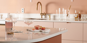 Epoq Trend Blush kök med hyllor av dricksglas
