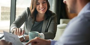 CS - B2B - Female and male coworkers in a meeting