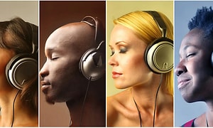 Bild delad i fyra sektioner med olika färger och bilder på olika personer med olika sorters hörlurar. 