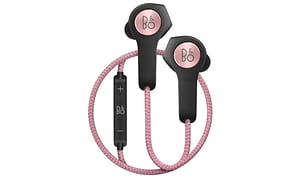 In-ear hörlurar från Bang & Olufsen i rosa och svart med rosa kabel som håller ihop hörlurarna. 