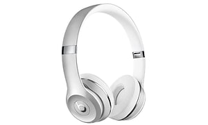 Vita on-ear hörlurar från Beats by dre med silverdetaljer, vit bakgrund. 