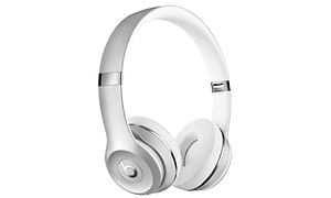 Vita on-ear hörlurar från Beats by dre med silverdetaljer, vit bakgrund.