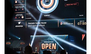 Stor skärm på ett E-sports event: Dreamhack Open.