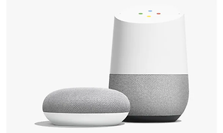 Google Home och google mini-enheter i vitt och grått, med vit bakgrund.