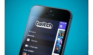 En mobiltelefon visar Twitch på skärmen.