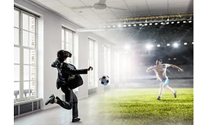 En person spelar VR fotboll.