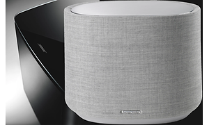 Produktbild på svart och grå bose och harman kardon högtalare, vit bakgrund.