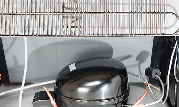 Baksidan på ett kylskåp där maskinen eller kompressorn sitter. 