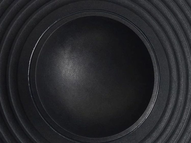 Närbild på en subwoofer, en slags bashögtalare. 