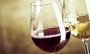 Två glas vin, till vänster ett glas rött och till höger ett glas vitt. 