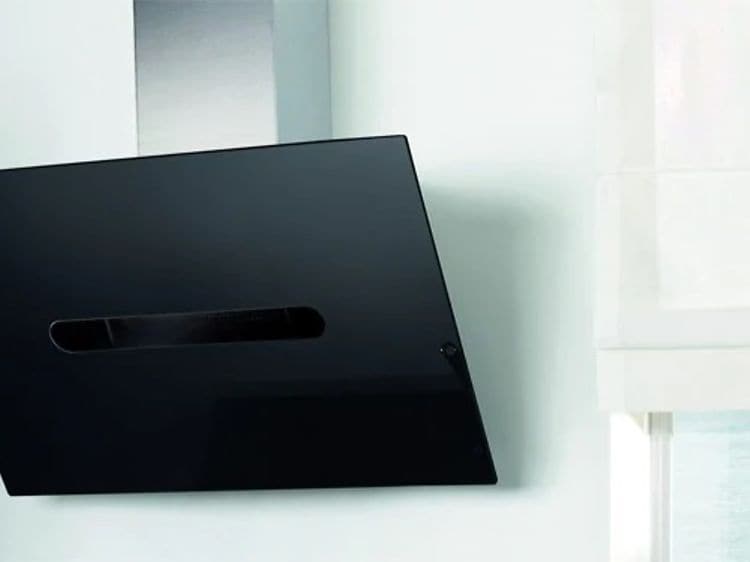 Modern köksfläkt i svart, ser nästan ut som en platt TV som lutar. 