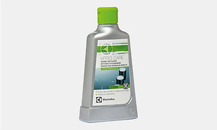 Rengöringsmedel för induktionshäll, vitro care. En grå flaska med gröna detaljer och grön kork.