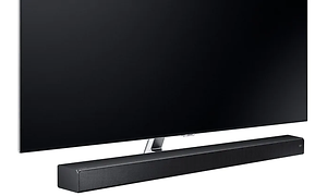 Svart plasma TV med matchande soundbar under, vit bakgrund.