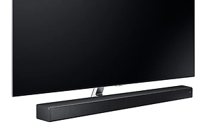 Svart plasma TV med matchande soundbar under, vit bakgrund. 