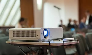 En projektor för presentation i ett mötesrum eller klassrum.