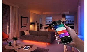 Smart belysningslösning i vardagsrum styrs från en smartphone.