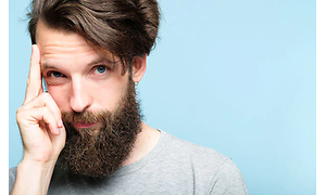 Profilbild av en man som håller upp ett "smart idé'" finger mot tinningen.
