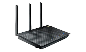 Bild på en svart router med tre antenner som står rätt upp, vit bakgrund.