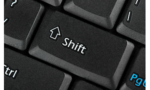 Närbild på shift-knappen på ett svart tangentbord.