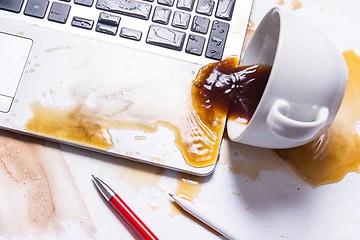 Olycka - kaffe som spillts över en bärbar dator.