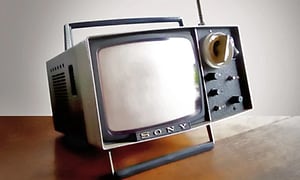 En liten gammal tv-apparat, Retro Sony Mini-TV, placerad op ett bord. 