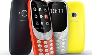 Fyra omlanserade Nokia 3310 i olika färger.