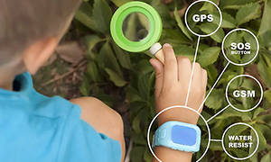 En pojke med smartwatch utforskar marken med ett förstoringsglas. Illustration: fördelar med smartklocka för barn.