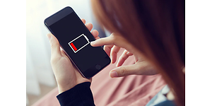 En smartphone med lågt batteri symbol.