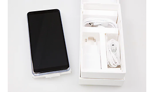 En helt ny android smartphone med förpackningen bredvid.