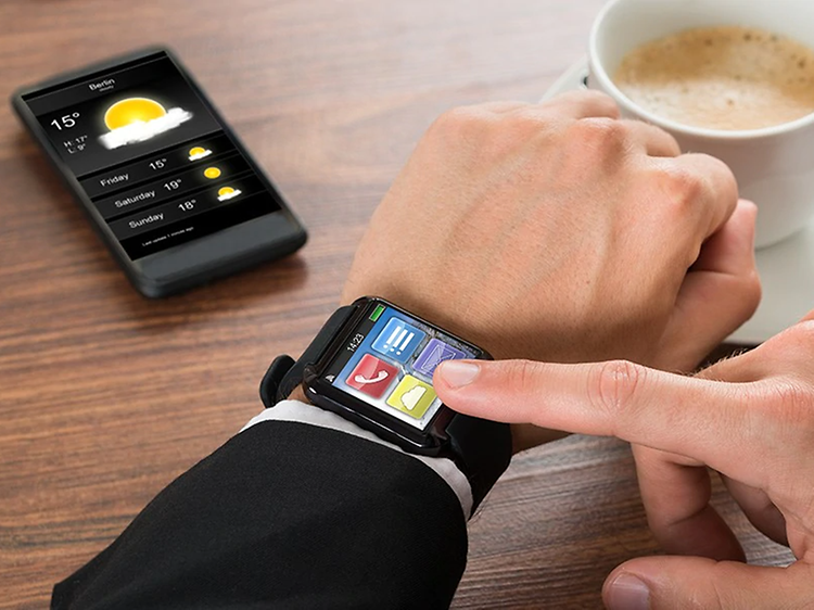 En man som kontrollerar sin smartwatch.
