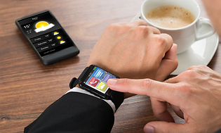 En man som kontrollerar sin smartwatch.