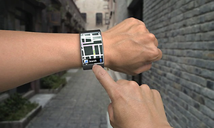 Någon ser på en karta / vägbeskrivning på sin smartwatch.