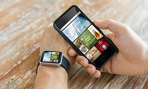 En person synkroniserar sin smartwatch och mobiltelefon.